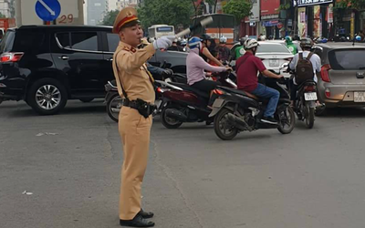 GSGT hộ tống người bệnh mắc kẹt trên đường đi cấp cứu kịp thời