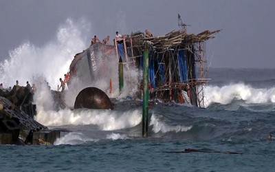 Sóng lớn đánh chìm tàu câu mực chở 44 ngư dân trên biển, nhiều người mất tích