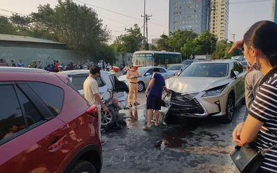 Xe sang Lexus đâm trúng ô tô đang chờ đèn đỏ, gây tai nạn liên hoàn