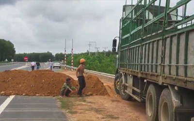 Bất lực ngăn cản xe tải, xe khách “chạy chui” trên cao tốc đang thi công