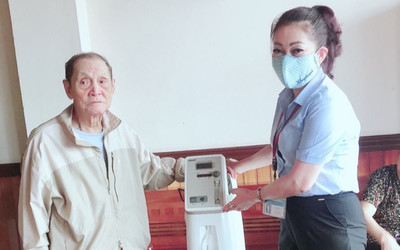 Cụ ông 90 tuổi tặng máy thở cho UBND phường để chiến đấu với dịch Covid-19