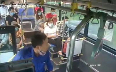 Phạt tiền người đàn ông nhổ nước bọt vào phụ xe buýt