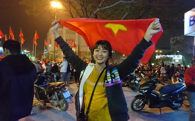 Ngắm những CĐV xinh đẹp ra đường mừng U23 Việt Nam chiến thắng