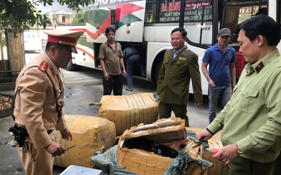 "Chặn đứng" tài xế ô tô chở hàng lậu, tăng ga bỏ chạy khi bị CSGT "tuýt còi"