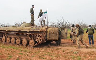 Hàng ngàn tay súng nổi dậy chuẩn bị tấn công quân Syria ở Hama, Aleppo