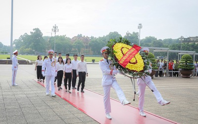 Đoàn đại biểu SSEAYP Việt Nam viếng Lăng Chủ tịch Hồ Chí Minh