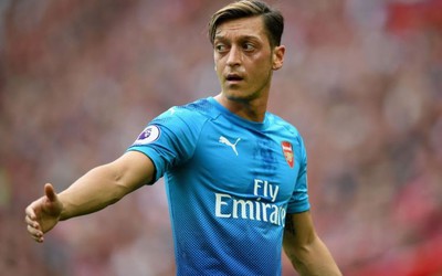 Mesut Ozil phản pháo các huyền thoại, bóng gió trách Wenger