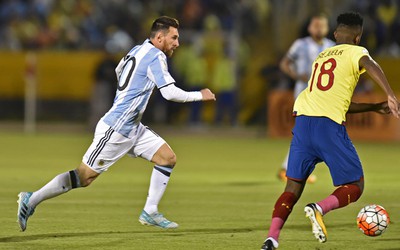 VL World Cup 2018: "Đấng cứu thế" Messi đưa Argentina qua khe cửa hẹp