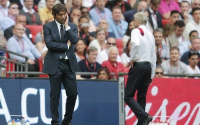 Wenger và Conte rủ nhau biện minh sau thất bại muối mặt