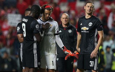 Mourinho yêu cầu học trò "đánh tâm lý" Mile Svilar