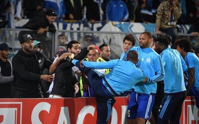 O.Marseille tuyên bố chính thức về cú kungfu của Evra