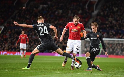 MU thắng trận, Luke Shaw lại khiến Mourinho đau đầu