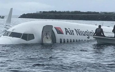 Clip: Giải cứu hành khách trên chiếc máy bay đâm xuống biển Micronesia