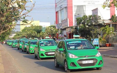 Taxi truyền thống thoi thóp tìm “phao cứu sinh” giữa tâm dịch Covid-19