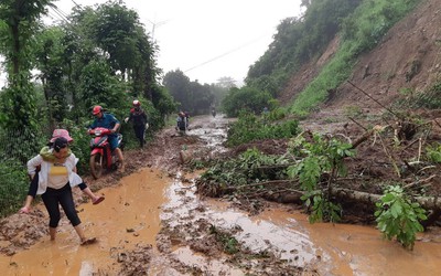 Giao thông trên quốc lộ 28 bị ách tắc do sạt lở đất nghiêm trọng