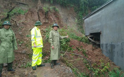 Nhiều ngôi nhà bị sập, vùi lấp do sạt lở núi