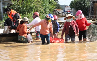 Một người dân mất tích, hàng trăm tấn cá bị thiệt hại do mưa lũ