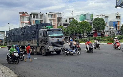 Tai nạn giữa xe tải và xe máy khiến một học sinh tử vong