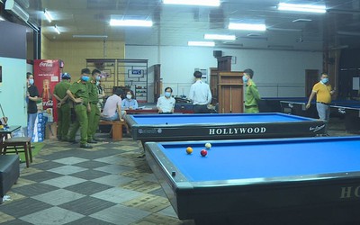 Phát hiện một cơ sở billiards lén lút hoạt động giữa mùa dịch