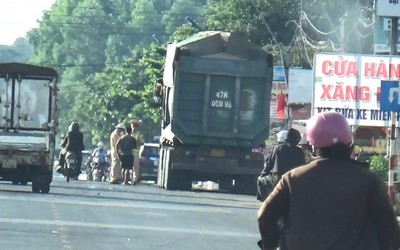 Xe chở cát quá tải “lộng hành” trên quốc lộ - Bài 2: Tài xế chở vượt tải trọng trên 150%