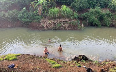 Đắk Lắk: Bố mẹ nghẹn ngào ôm thi thể con trai bị đuối nước thương tâm