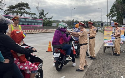 CSGT tiếp tục hỗ trợ người dân quay lại làm việc sau Tết