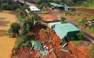 Đắk Nông: Sạt lở nghiêm trọng do mưa lũ, một phần nhà dân rơi xuống suối