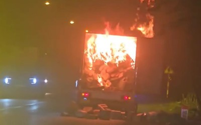 Clip: Xe tải chở hàng bất ngờ bốc cháy trên quốc lộ 26