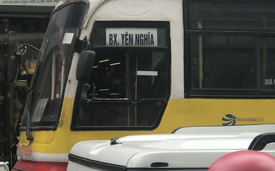 Hà Nội: Người đàn ông ngang nhiên chặn đầu, đập vỡ kính xe bus