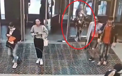 Video: Cô gái trẻ đâm vỡ cửa kính ga tàu điện vì mải dùng điện thoại