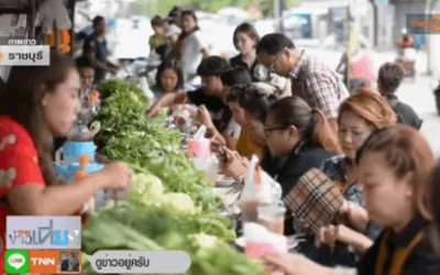 Video: Buffet rau sạch kéo dài tám mét tại vỉa hè Thái Lan