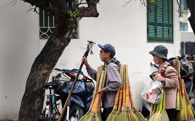 Những người đi bộ qua phố...