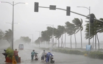 Siêu bão Mangkhut mang sức gió 255km/h bắt đầu tàn phá Philippines