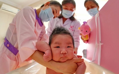 Trung Quốc đối mặt với khó khăn về kinh tế do người dân "không chịu sinh con"