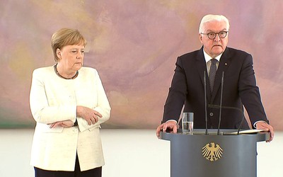 Thủ tướng Angela Merkel lại bị bắt gặp trong tình trạng run rẩy bất thường