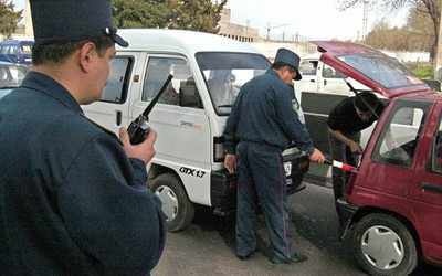 Uzbekistan cấm CSGT núp cây bắt lỗi, ông chủ Facebook hối hận nhận “đã sai”