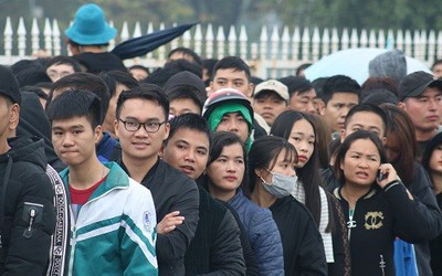 Cận cảnh hàng nghìn người chen lấn chờ mua vé ở Mỹ Đình