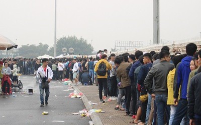 SVĐ Quốc gia Mỹ Đình ngập tràn trong rác