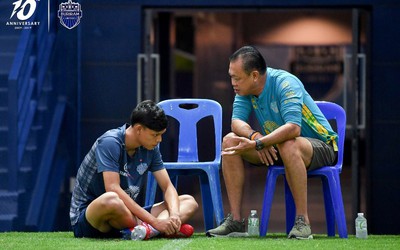 Chủ tịch Buriram United giáo huấn Supachai sau khi chơi xấu Đình Trọng