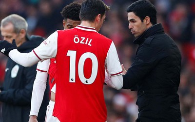 Mesut Ozil vẫn còn chỗ đứng trong đội hình mà HLV Arteta xây dựng?