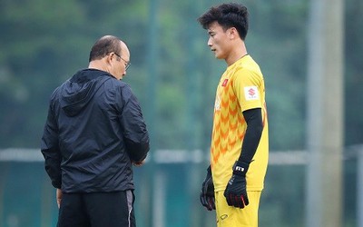 Nếu Văn Lâm không thể tham dự AFF Cup: Thầy Park còn đủ niềm tin với Tiến Dũng ?