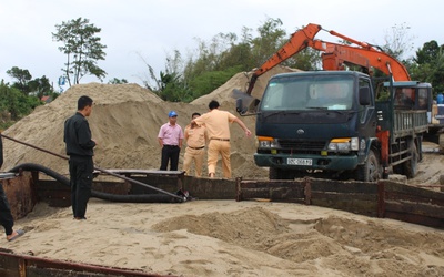 Liên tiếp phát hiện tàu sắt hút cát trái phép trên sông Thu Bồn