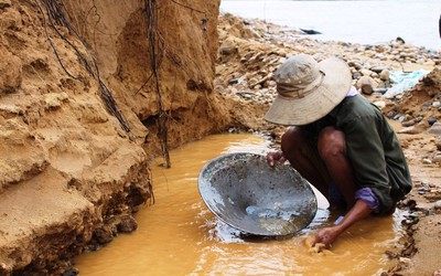 Quảng Nam: Đổ xô "mót" vàng sa khoáng gây sạt lở sông