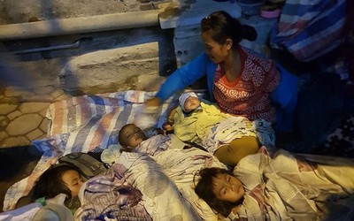 Người mẹ và bốn con nhỏ ngủ tại bến xe Giáp Bát giờ ra sao?