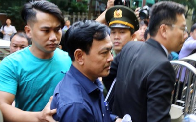 Bị tuyên án tù, xe chở bị cáo Nguyễn Hữu Linh vẫn được “đặc cách” vào tận hầm tòa án đón