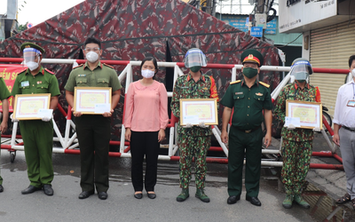 Khen thưởng 3 chiến sĩ giúp sản phụ “vượt cạn” thành công trên vỉa hè