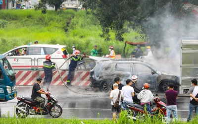 Hiện trường ô tô con cháy trơ khung khi lưu thông trên Quốc lộ 1A