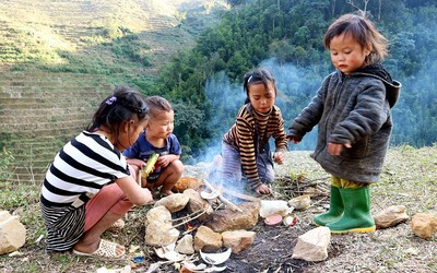 Em bé H'Mông ở Tả Phìn du xuân những ngày đầu năm mới