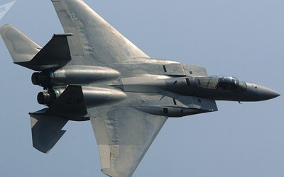 Hé lộ video chiến đấu cơ F-15 Mỹ bám đuôi nguy hiểm tiêm kích Su-30 Nga