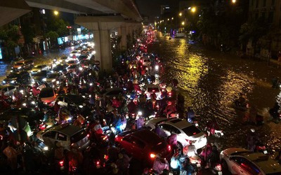 23h đêm, đường Hà Nội vẫn kẹt cứng vì mưa lớn